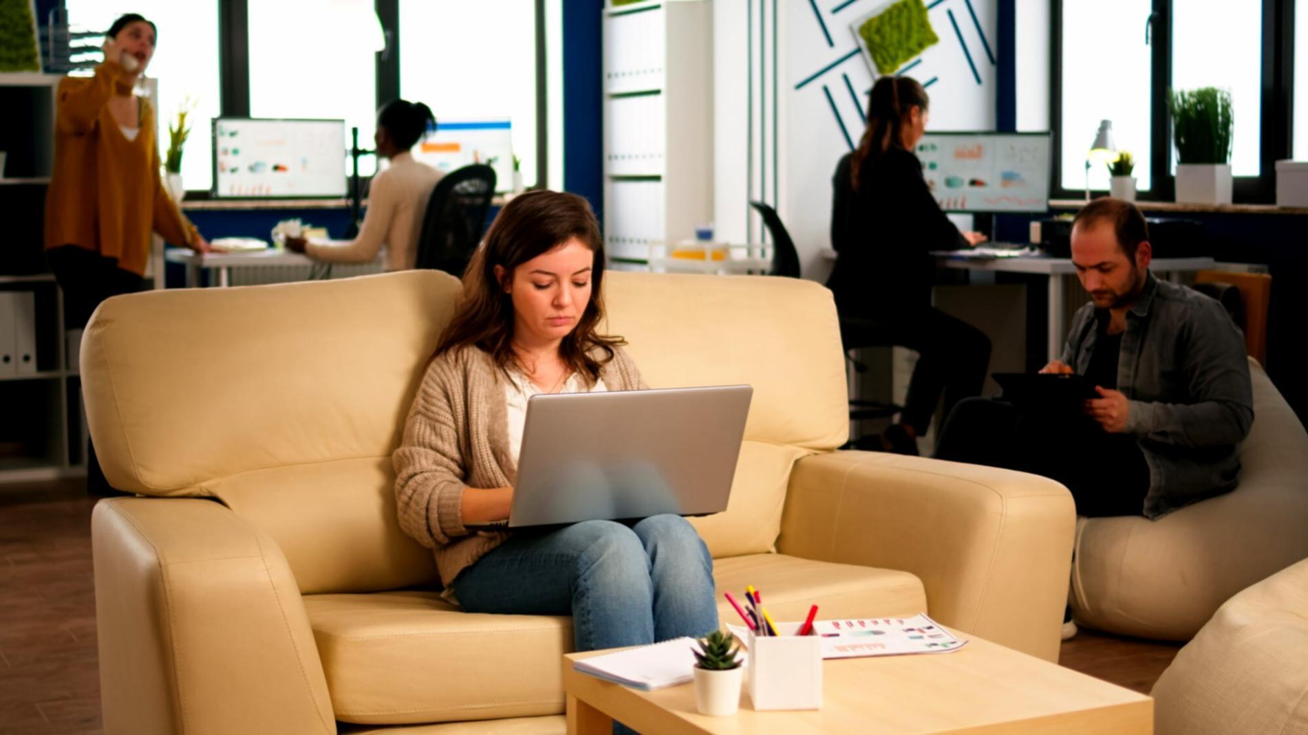 Moderner Arbeitsplatz mit Computer für Online-Lernen